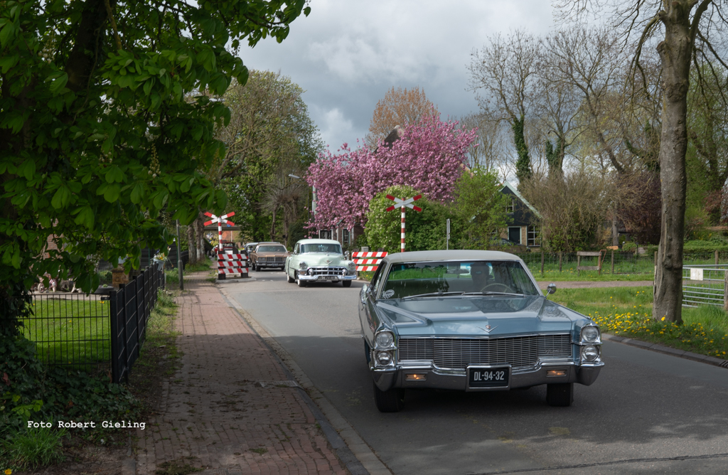 Amerikaanse auto's rijden door de straten