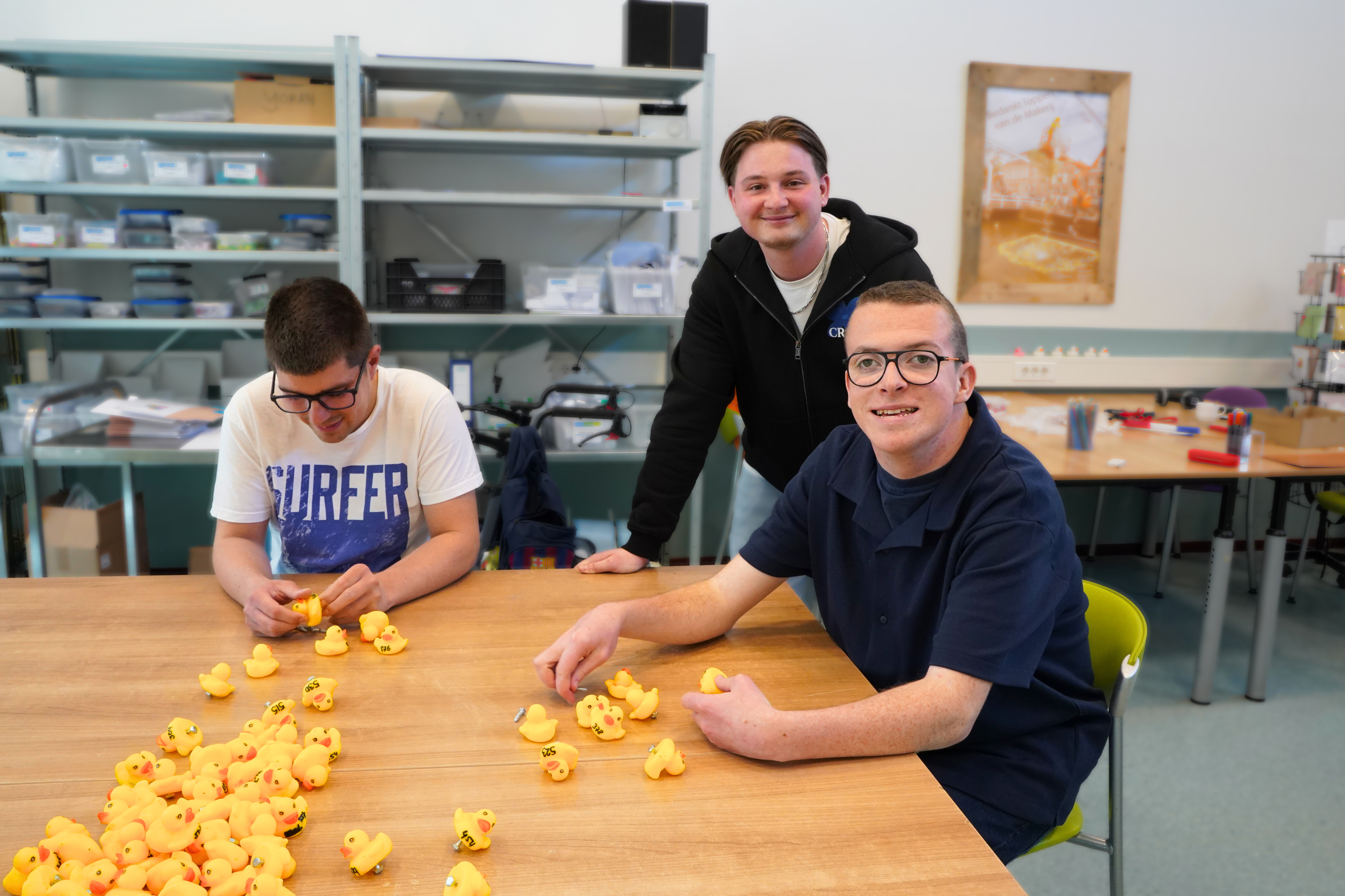 cliënten zijn bezig met voorbereidingen voor de badeendjesrace 2026