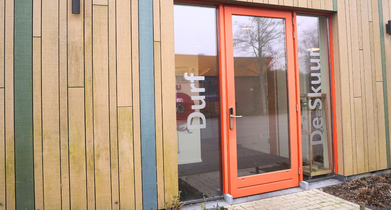 Voorkant gebouw met deur