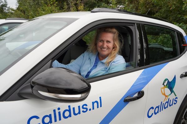 Wijkteam collega voor het eerst in de nieuwe auto