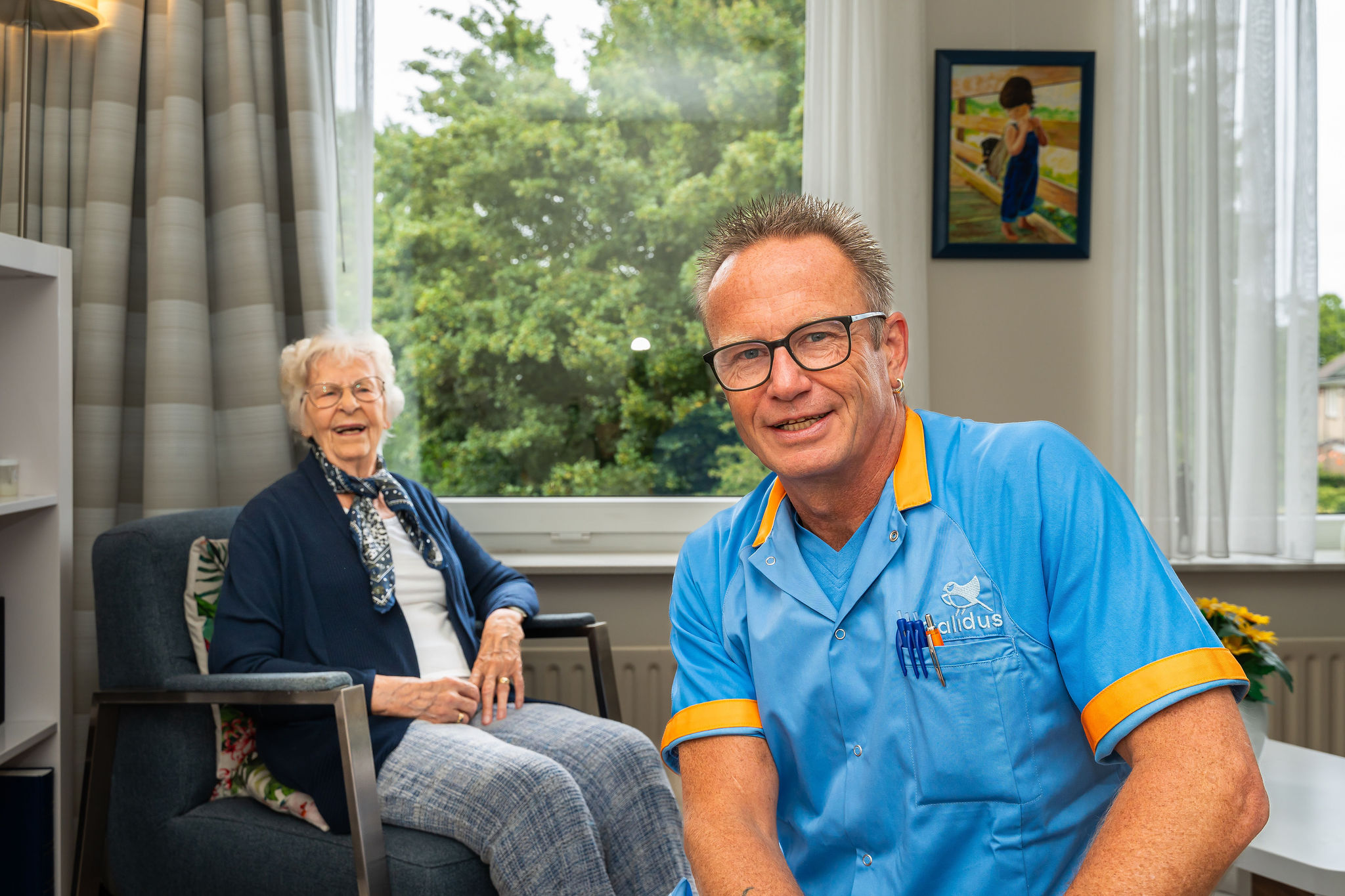 Man en vrouw zitten in een kamer en kijken naar de camera