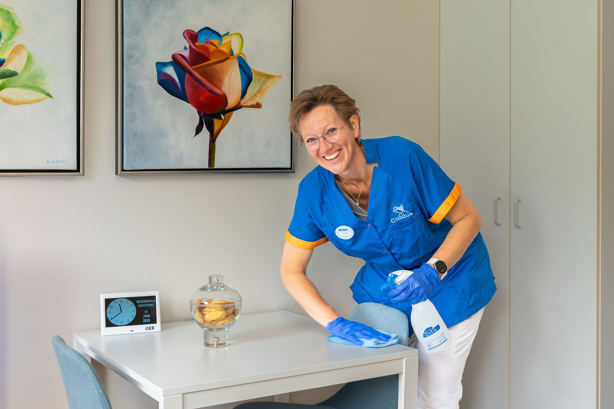 Vrouw maakt tafel schoon