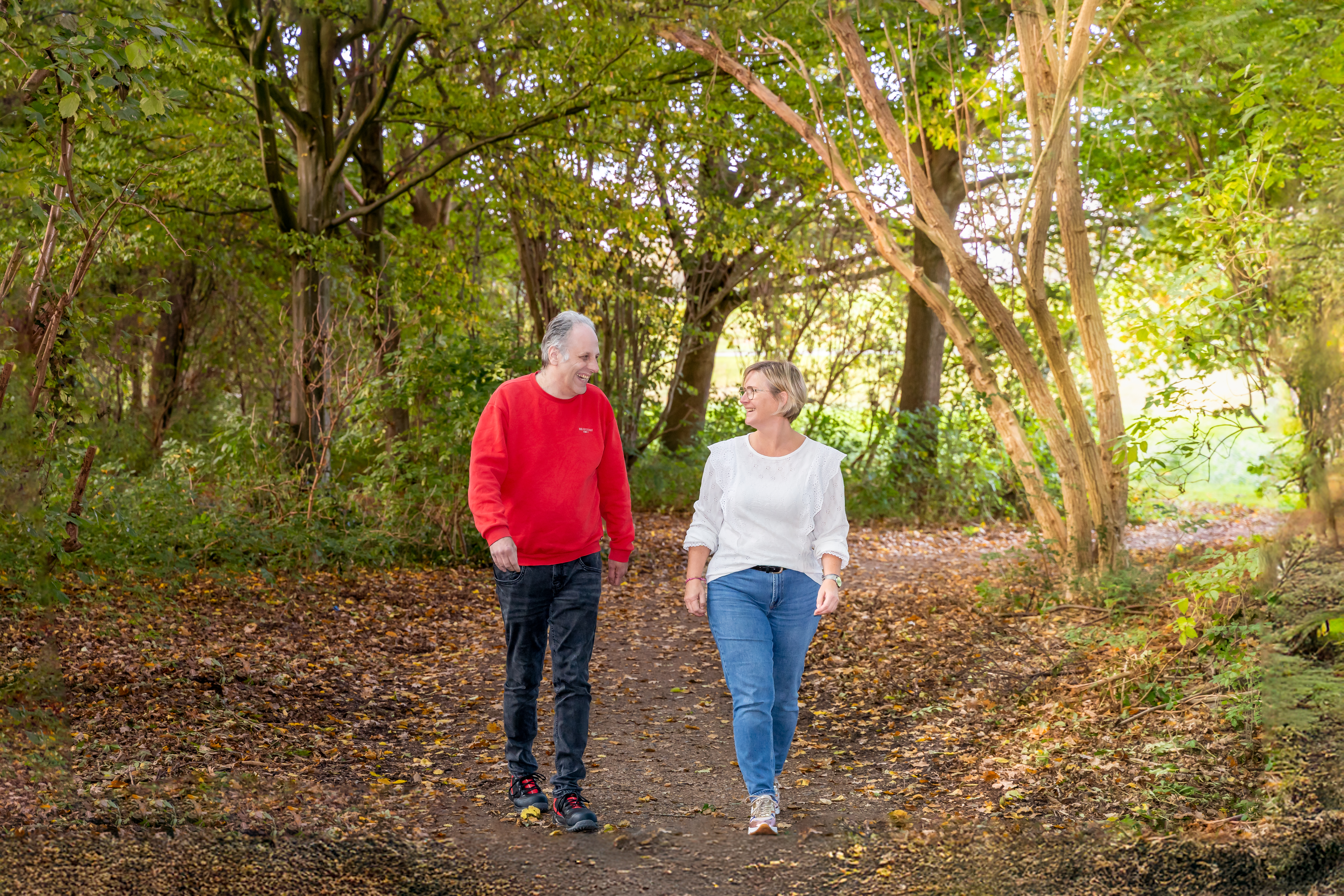 Man en vrouw lopen in het bos