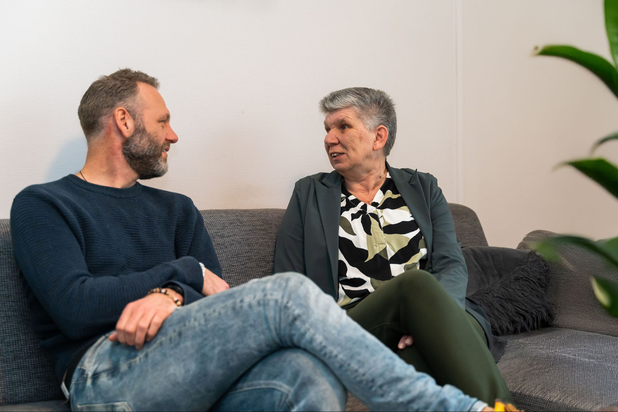 Man en vrouw zitten en kletsen