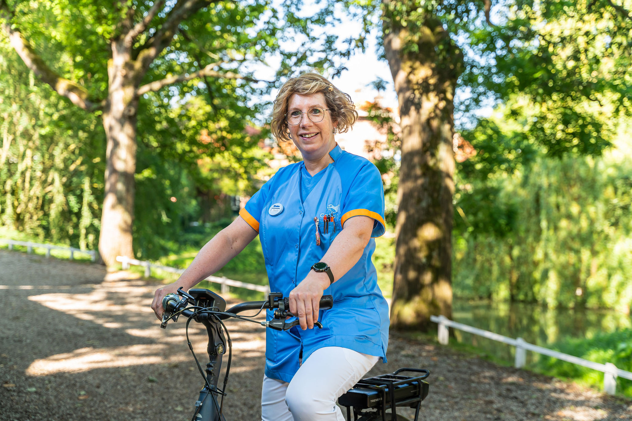 Vrouw fietst door park