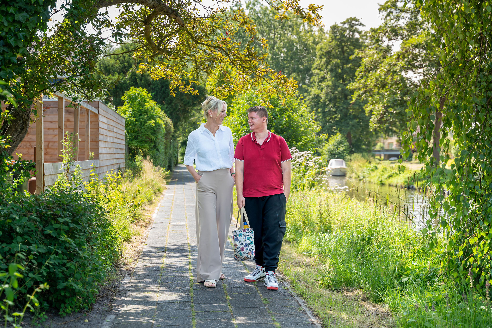 Man en vrouw lopen buiten en kijken elkaar aan