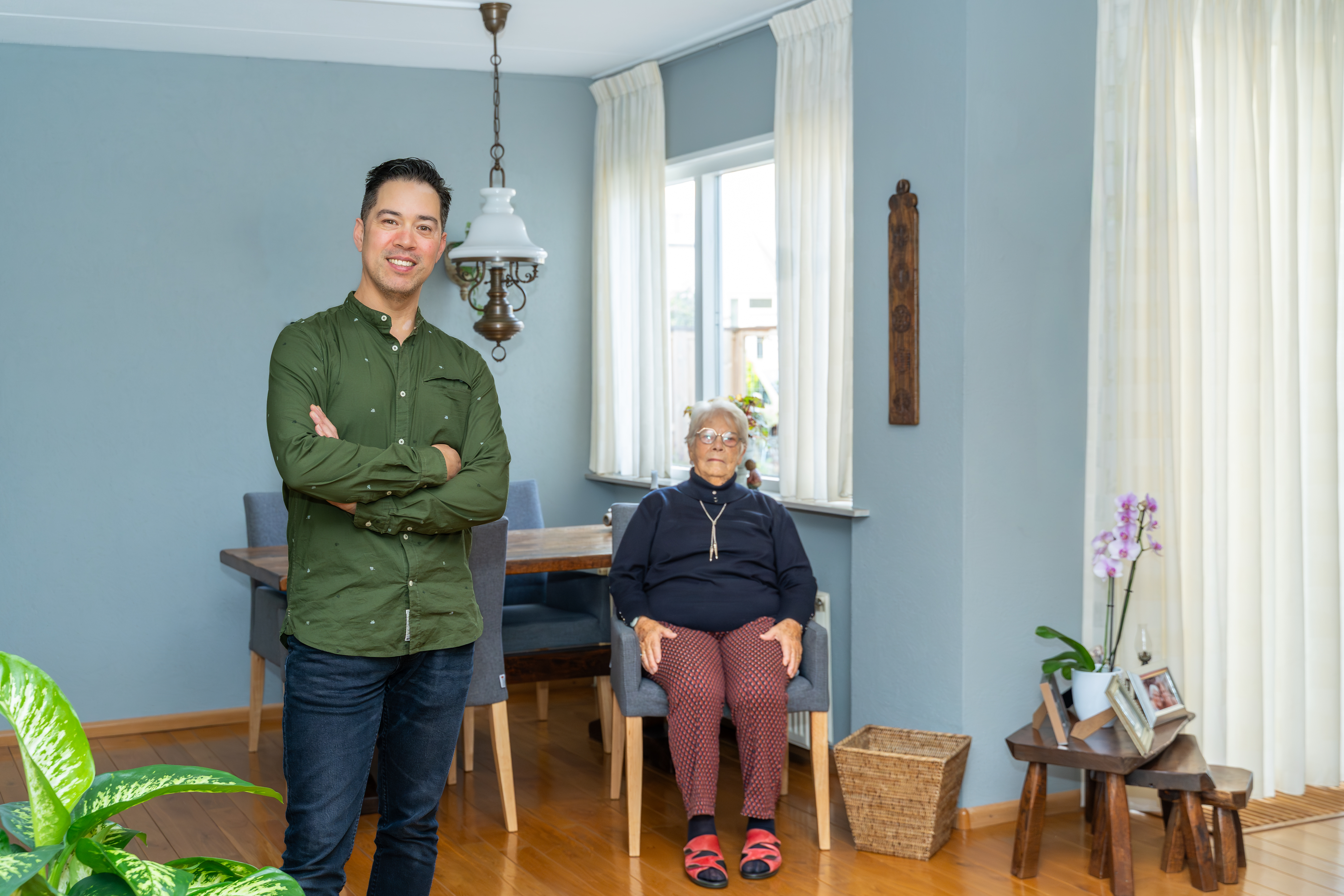 Man en vrouw in een woonkamer