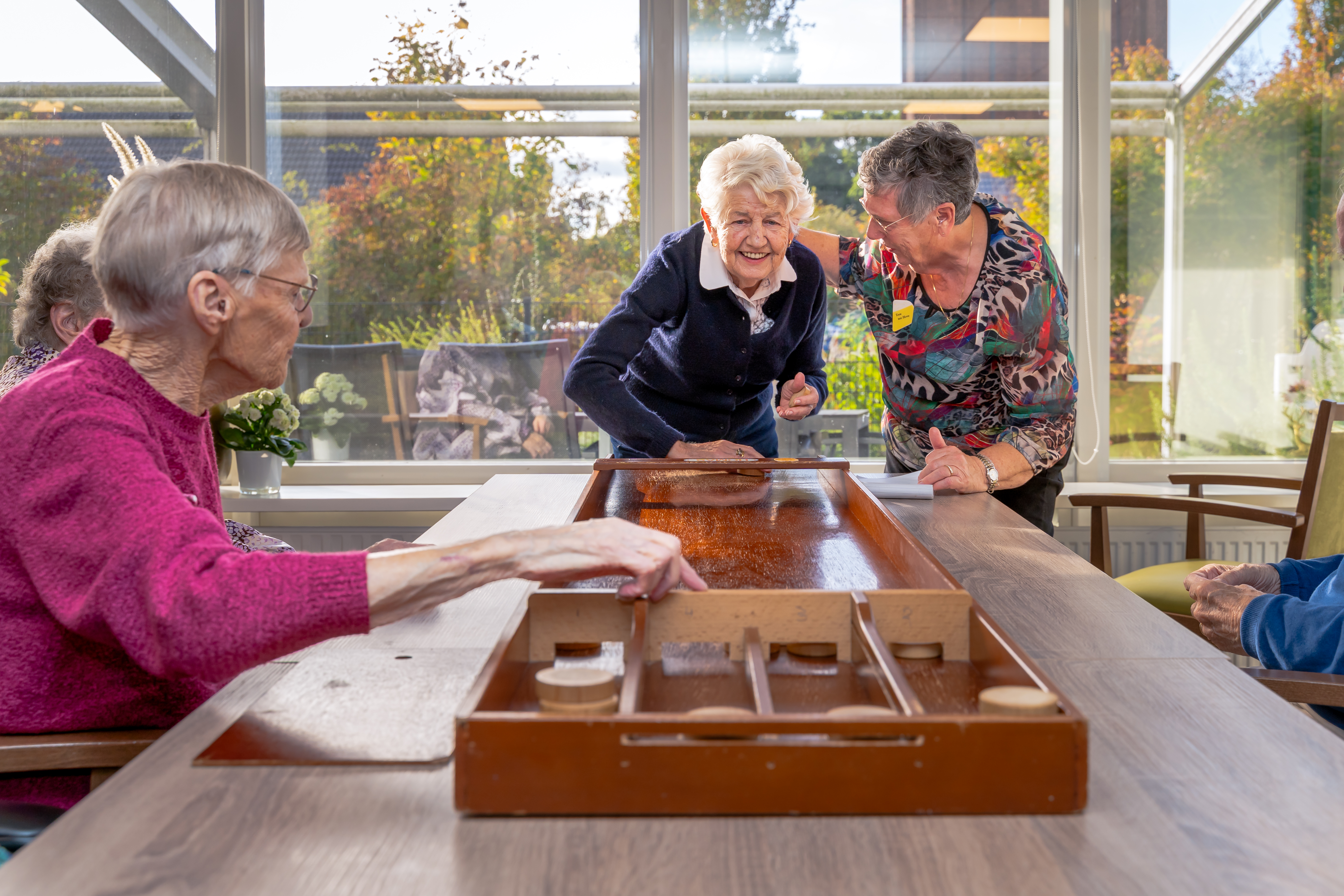 Vrouwen zijn aan het sjoelen
