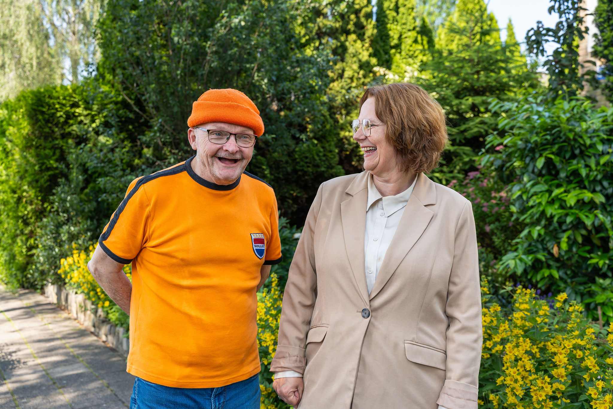 Man en vrouw lopen buiten en kijken elkaar aan 